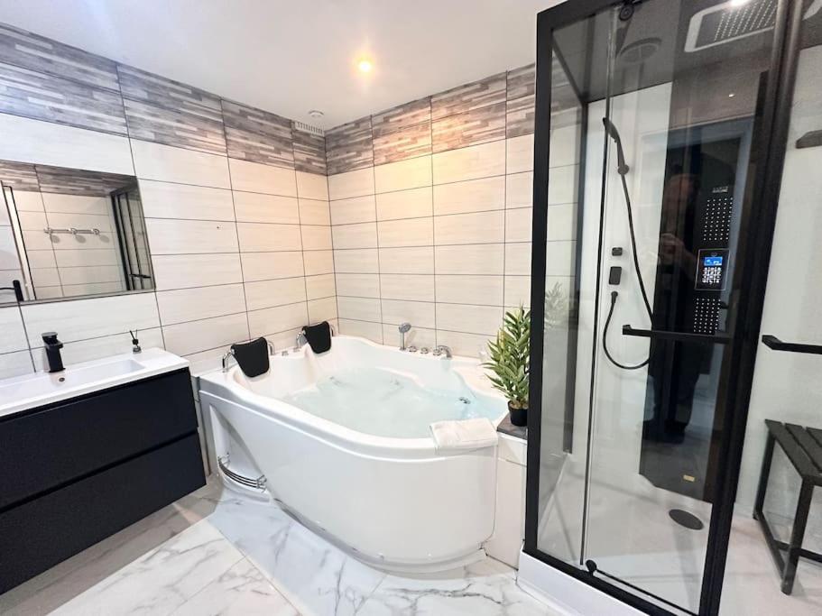 E Servagnat T3 Luxe Avec Sauna Jacuzzi Et Hammam Epernay